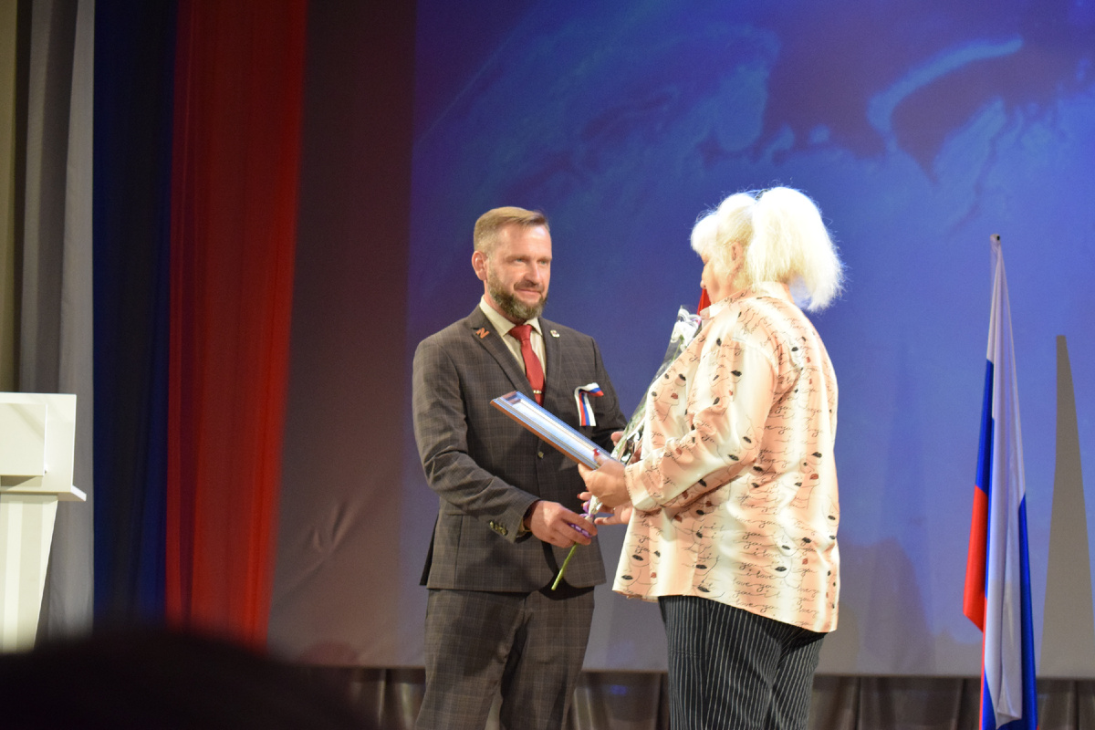 2.	Глава Саянского района Дмитрий Типикин вручил благодарственное письмо Губернатора Красноярского края Ольге Юнцовой за достойное воспитание сына. 