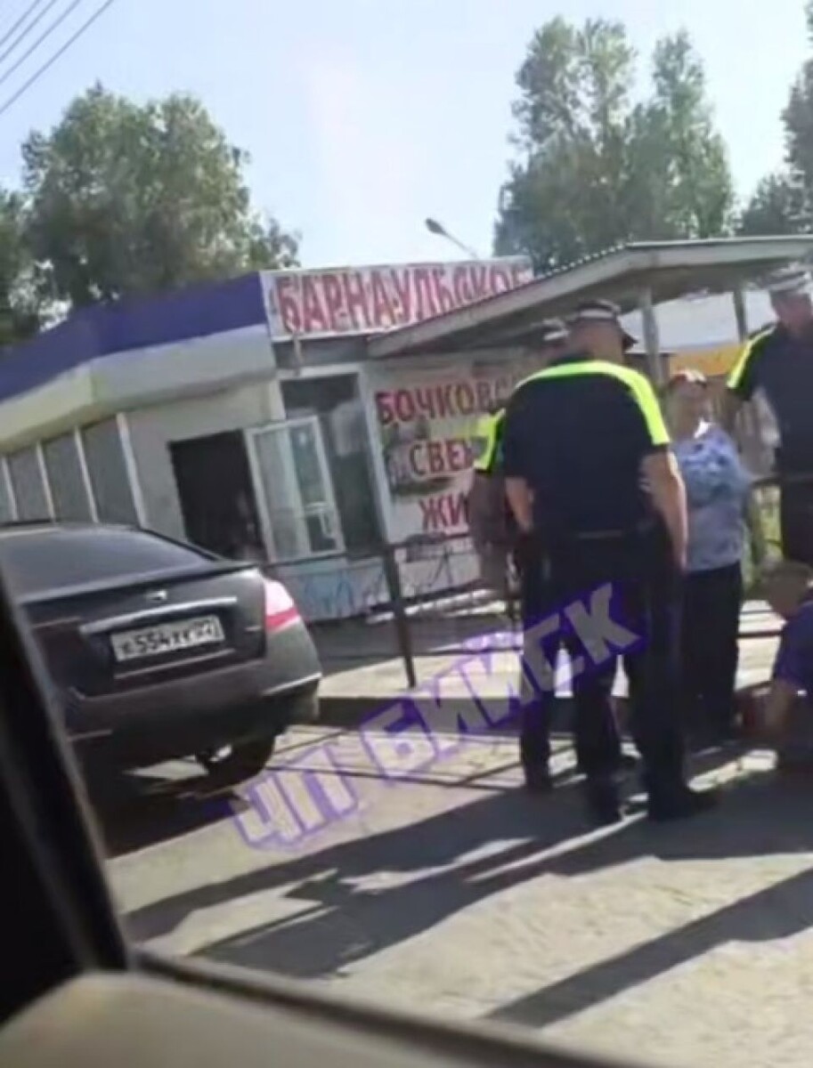    ДТП на пешеходном переходе в Бийске. Источник: t.me/biysknews2