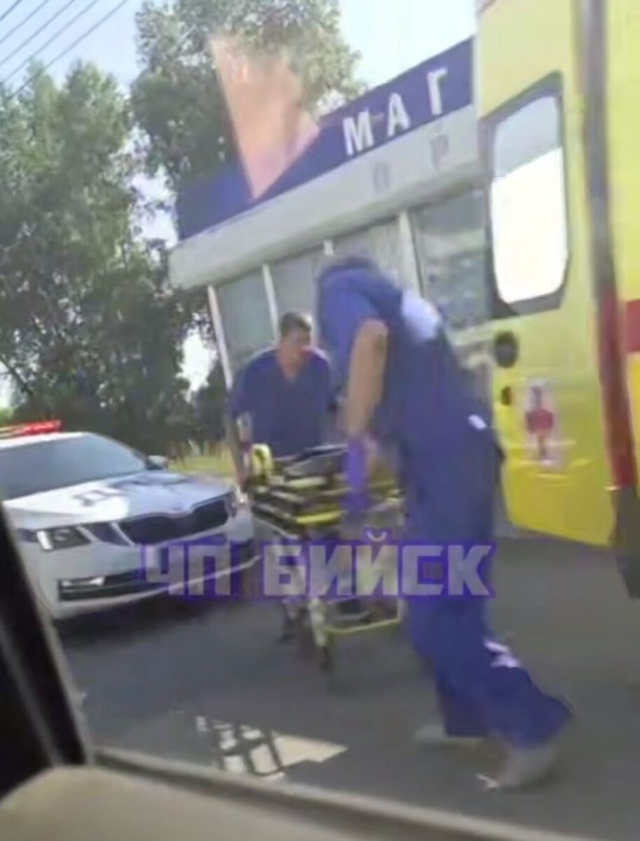    ДТП на пешеходном переходе в Бийске. Источник: t.me/biysknews2