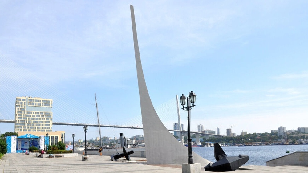 Монумент на месте высадки отряда прапорщика Комарова, Владивосток, Корабельная набережная