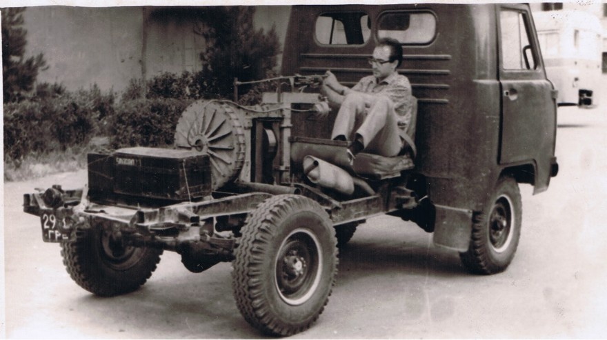    Нурбей Гулия за наладкой экспериментального заднего привода для УАЗ на основе кинетического накопителя. Фото: Нурбей Гулиа