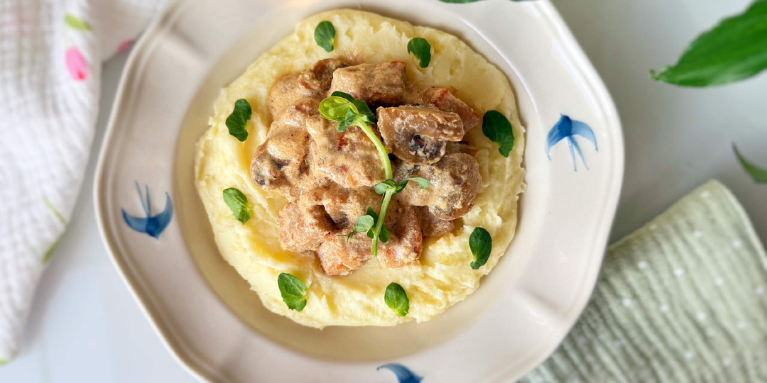 Мясо с грибами в сметане: просто, сытно и по-домашнему вкусно