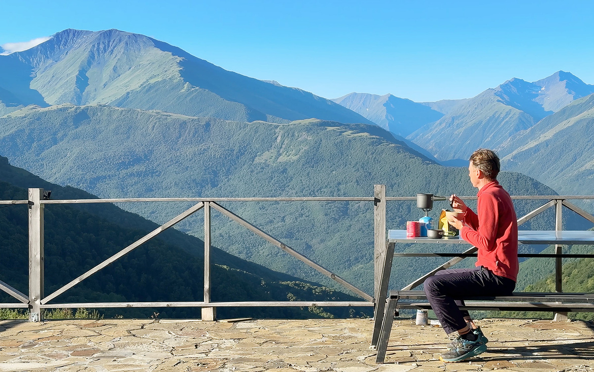 Завтракаю на террасе горной мечети