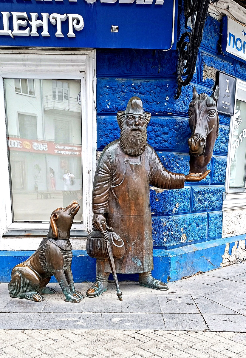 Памятник Айболиту. Улица Вайнера, Екатеринбург. Фотография автора, июнь 2025 года. 