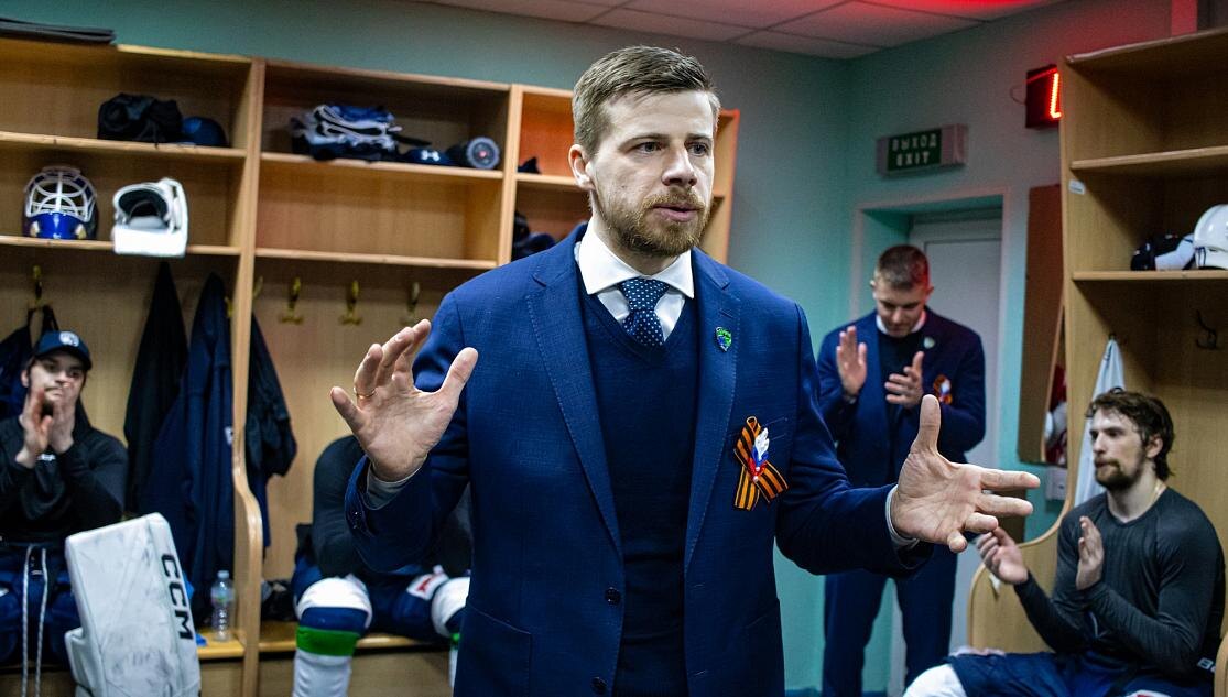    Готовь коньки и клюшки летом