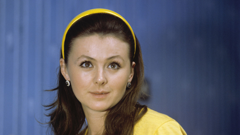     Наталья Селезнёва родилась 19 июня 1945 года в Москве. Мать будущей артистки была художницей, а отец — фотографом. При рождении Наталье дали фамилию отца — Полинковская, но когда она получала паспорт, то взяла фамилию матери РИА Новости