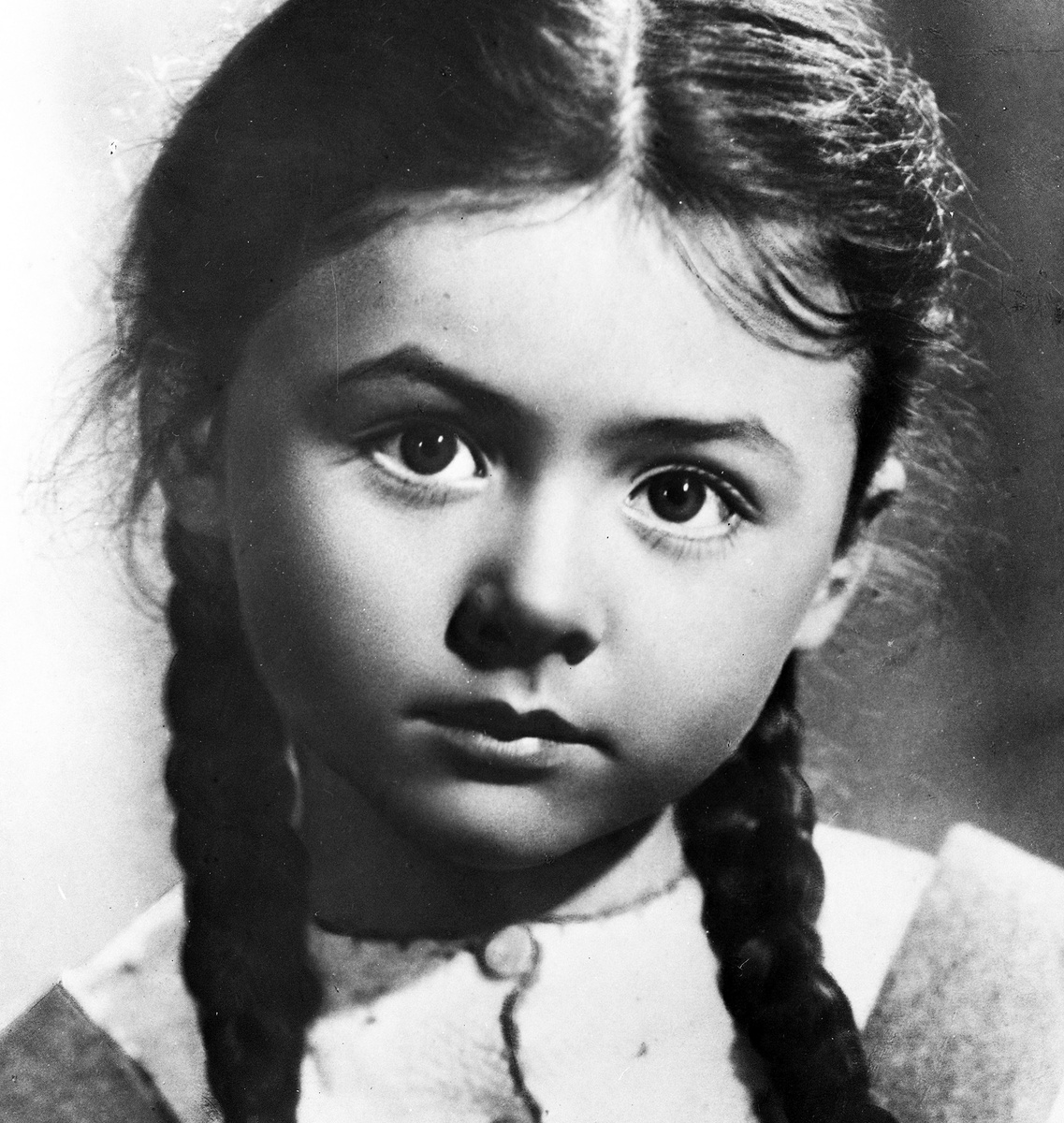    Первую роль в театре Наталья Селезнёва сыграла в шесть лет — это был спектакль Театра Советской армии «30 сребреников». Когда артистке исполнилось восемь лет, на экраны вышла первая лента с её участием — комедия «Алёша Птицын вырабатывает характер» / РИА Новости