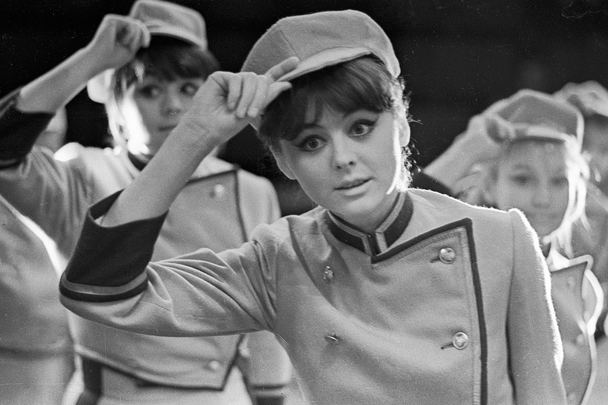    После школы Наталья Селезнёва продолжила образование в Щукинском училище. Руководителем её курса был актёр театра и кино Анатолий Борисов. В 1966 году Селезнёву приняли в труппу Московского академического театра сатиры / РИА Новости / Мирослав Муразов