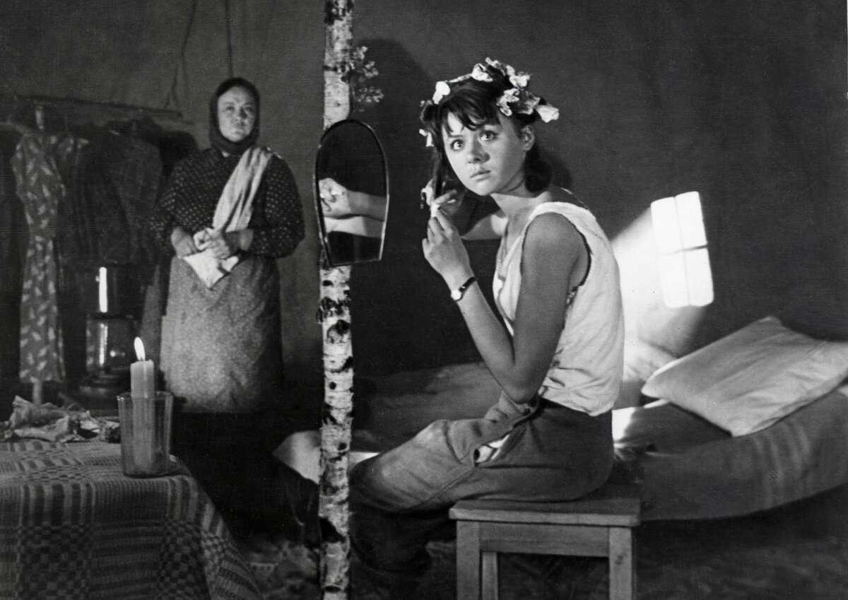    В разные годы Селезнёва играла в таких спектаклях, как «Грустно, но смешно», «Клоп», «Горе от ума», «Гнездо глухаря» и др. / Legion-Media / Кадр из фильма «Алёнка» (1961)