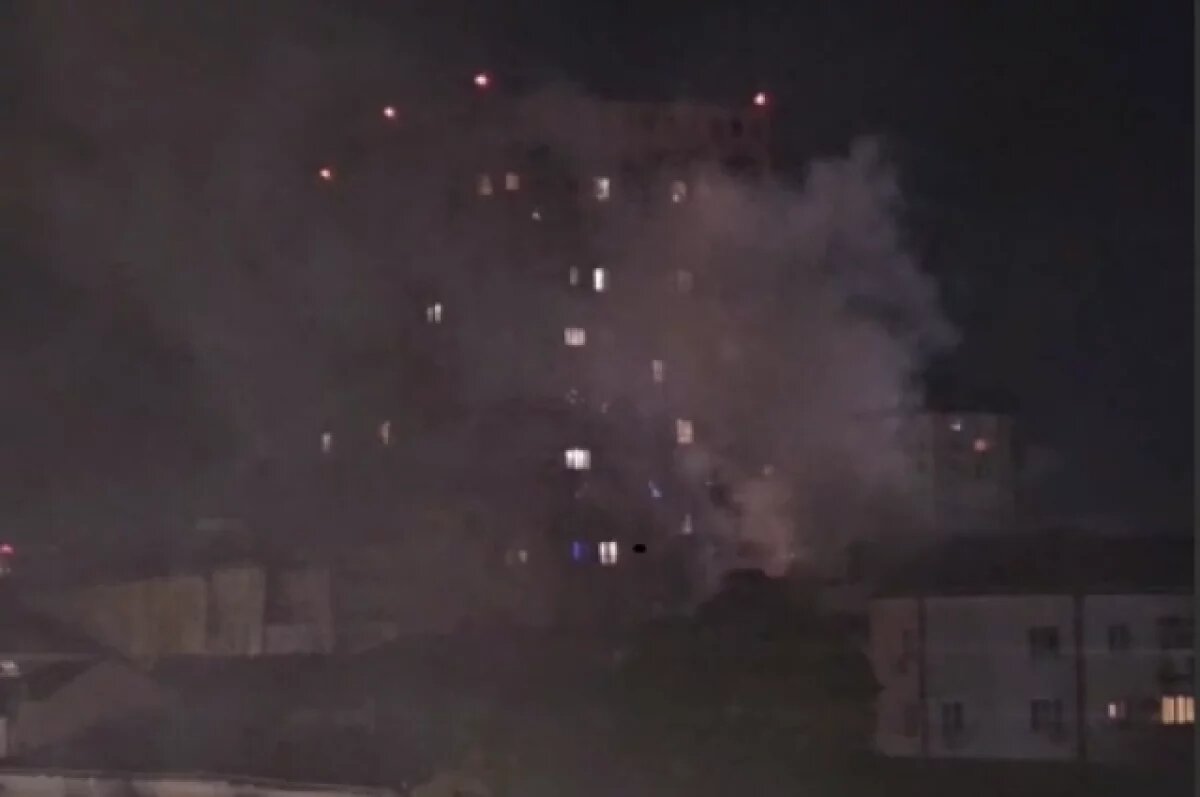    В центре Ростова загорелась крыша многоэтажного дома на Буденновском