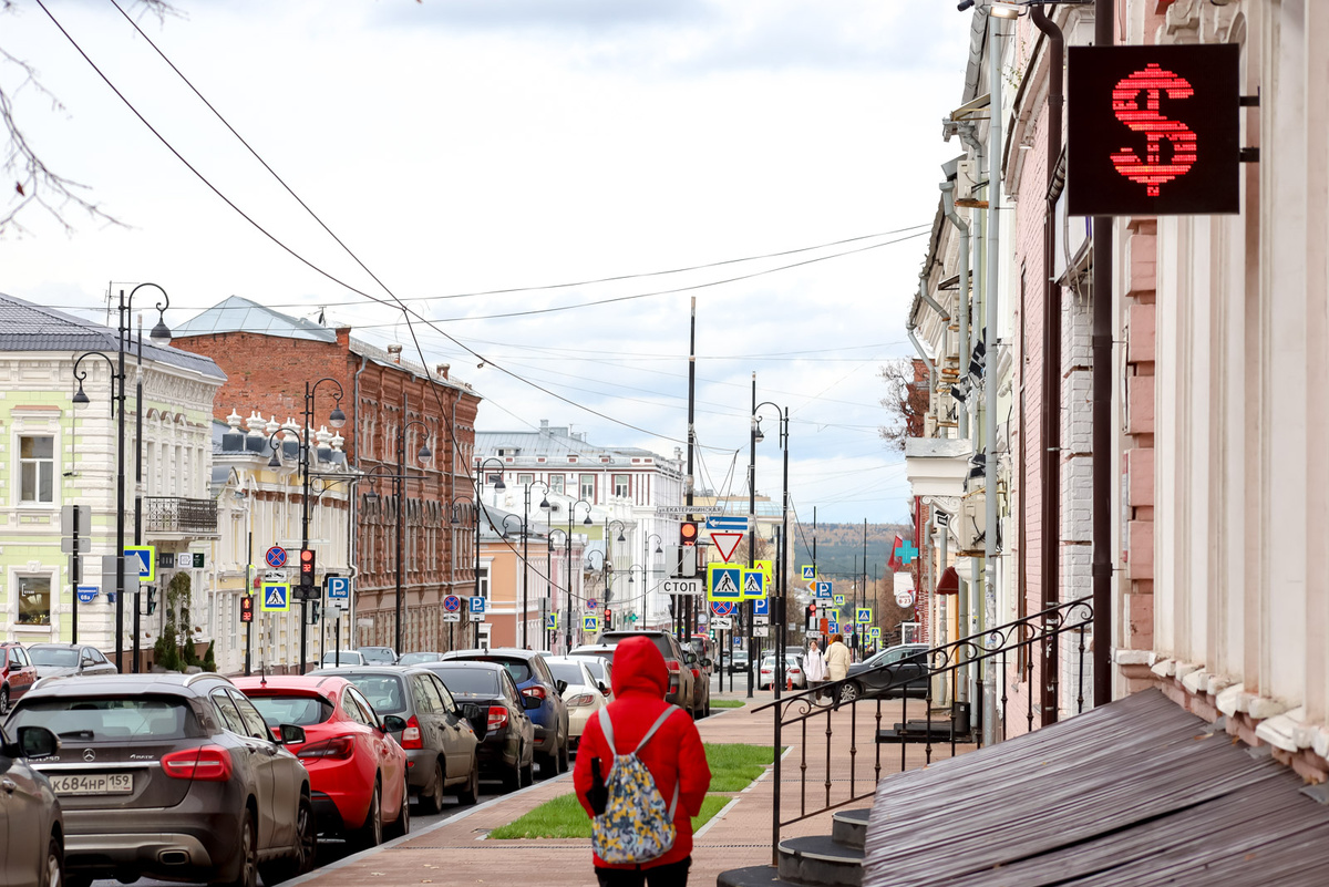 Чем моложе респондент, тем чаще он выбирает доллар или евро.  Фото: Фото: ФедералПресс / Елена Майорова