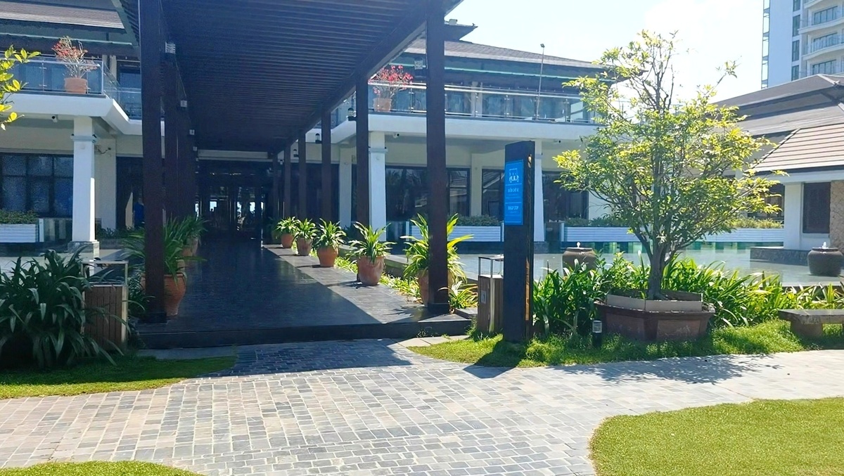 Главный (парадный) вход в отель. Справа видно многоэтажное здание.