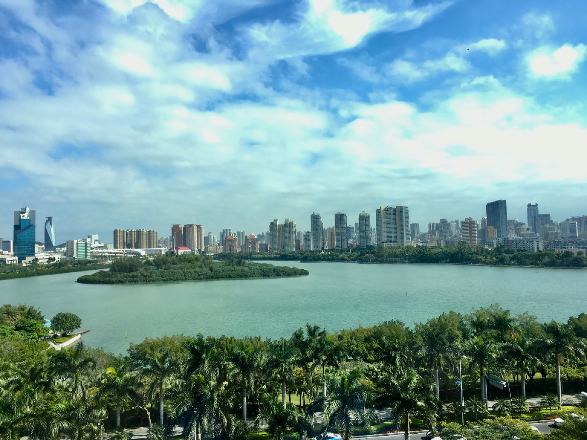 Вид на озеро Юаньбо из отеля Pullman