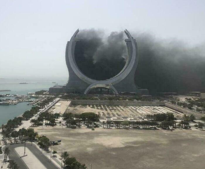 Башня-полумесяц в Катаре. Источник: www.reddit.com/r/evilbuildings