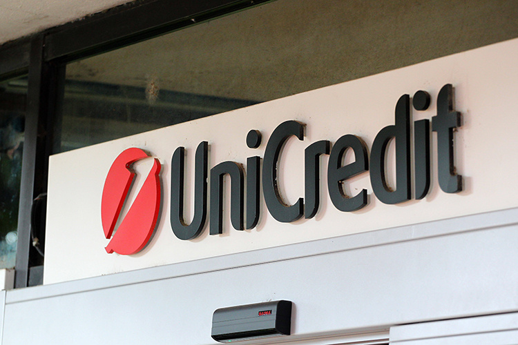    Еще в 2022 году итальянский банк UniCredit S.p.A. обратился в арбитраж Татарстана с просьбой пустить «Южный» с молотка из-за долга владельца торгового центра — ЗАО «Казстройинвест»—  в $34 миллиона.   
Фото: © IMAGO/Davide Elias / www.imago-images.de / www.globallookpress.com