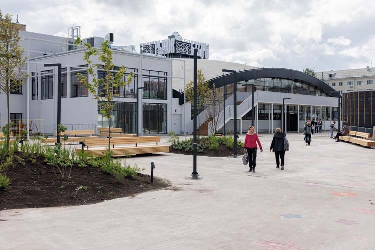    «Вокруг рынка должна появиться парковая зона, но это не такая простая история, как оказалось. Насколько я знаю, город сейчас ведет работы с теми, кто эту землю занимает: у кого-то самострой, у кого-то еще что-то. Надеемся, в следующем году здесь уже все будет красиво»