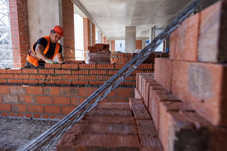    Многие строительные материалы для возведения своих объектов «Ташир» производит сам, в его составе 10 предприятий по производству алюминиевых и стальных композитных моделей, железобетонных изделий, лицевого и строительного кирпича и др. Фото: «БИЗНЕС Online»