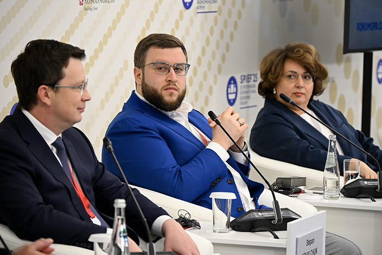    Сергей Ковальчук отметил, что еще совсем недавно гонка с «соцсетями-гигантами» давила, пользователи неизбежно перетекали туда, и создавалось ощущение, что в перспективе 10–12 лет мы проиграем.   