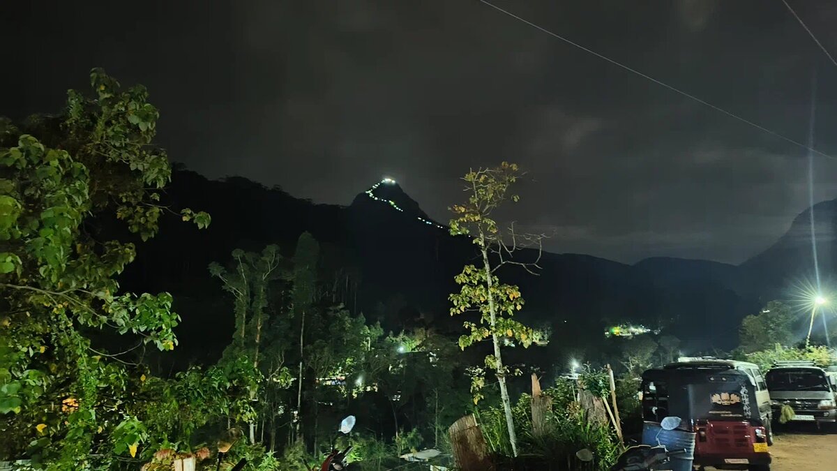 Весь путь до самой верхней точки освещается.