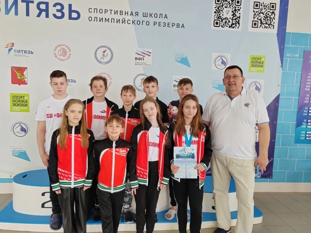 Фото Федерации плавания Вологодской области.  Тренер СШ "Олимп" п. Майский Вологодской области  Андрей Евгеньевич Потапов с воспитанниками