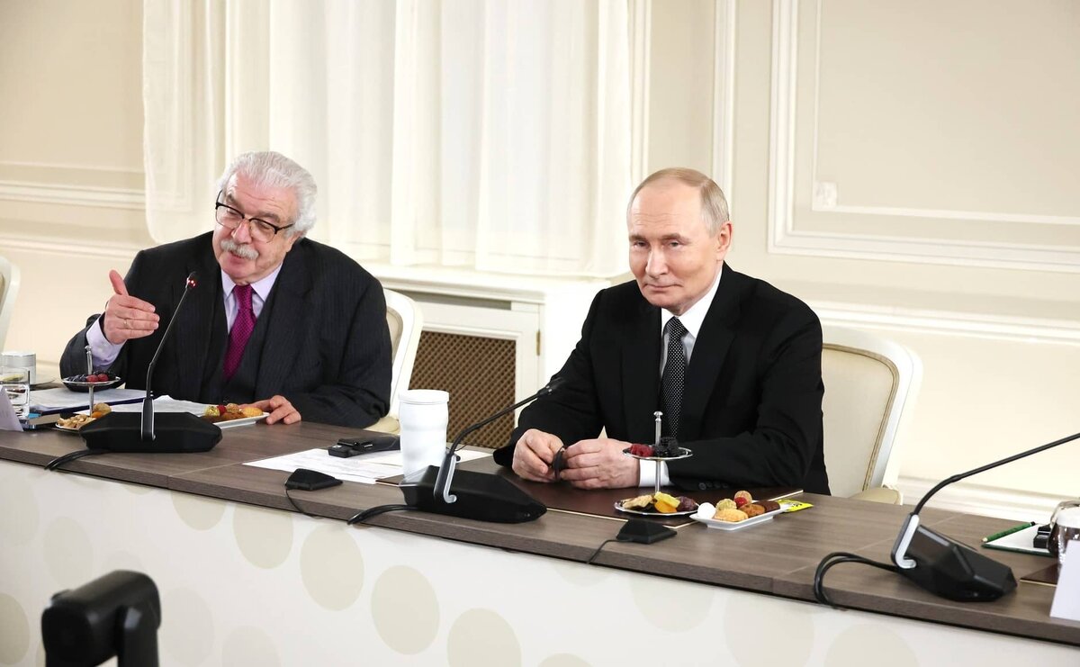 Фото: с сайта Кремля (http://static.kremlin.ru/media/events/photos/big2x/VfAXn0UqkE5VzwUcCjGoSUBlbdZAxaNC.jpg)