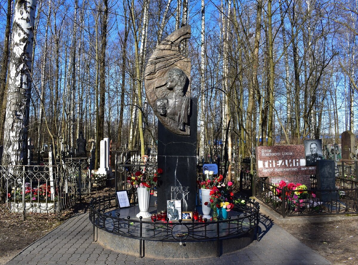 Памятник Виктору Цою на Богословском кладбище