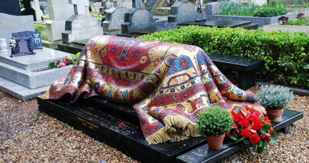 Необычные надгробия знаменитостей России – память в камне и бронзе