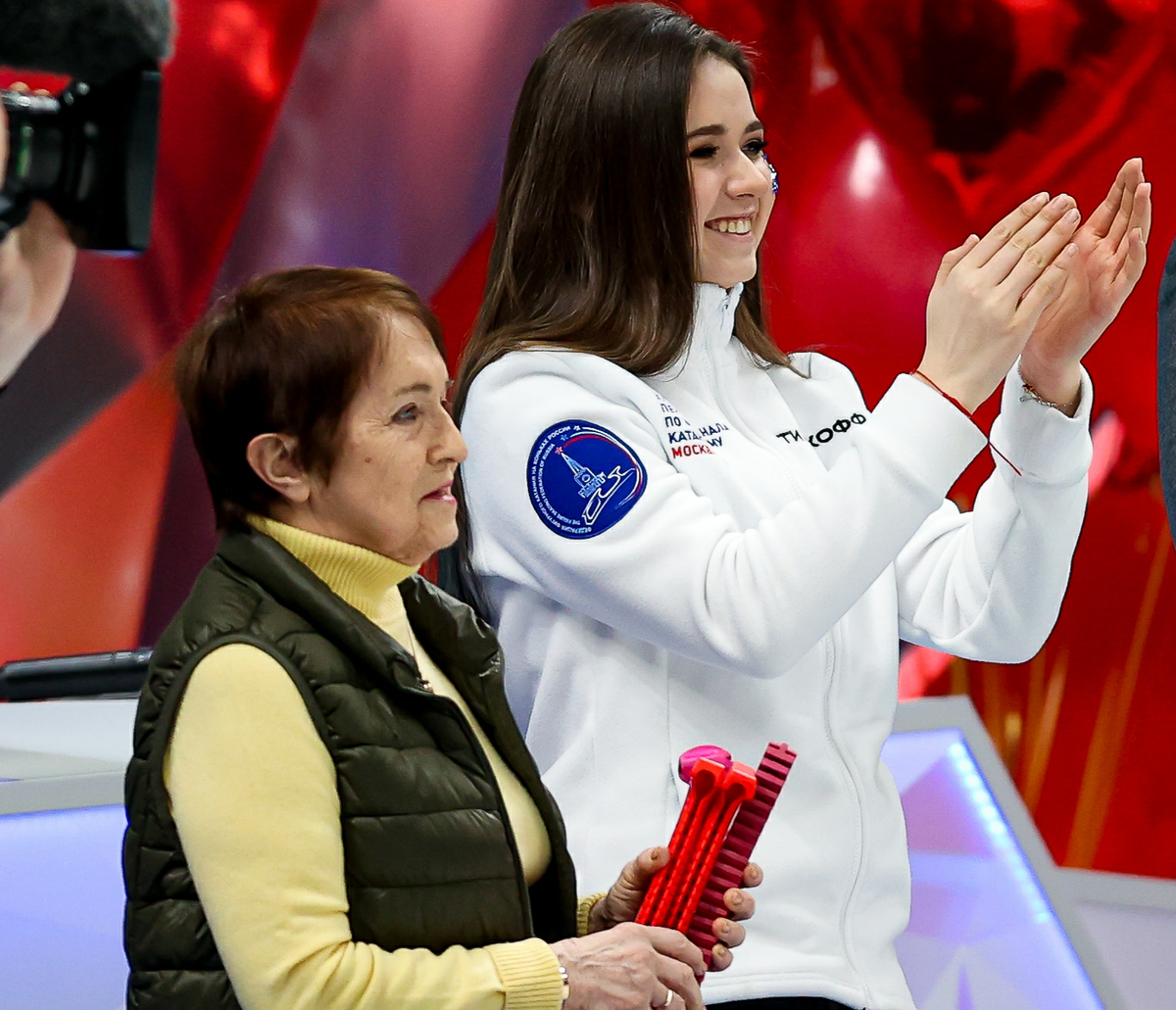 Тамара Москвина и Камила Валиева. Фото: GLOBAL LOOK PRESS