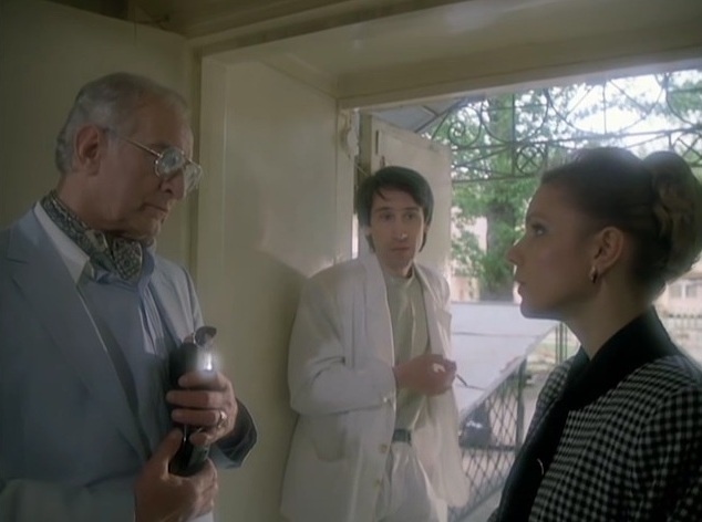 Кадр из фильма "Исповедь содержанки" (1992). Мосиенко - в центре в белом костюме