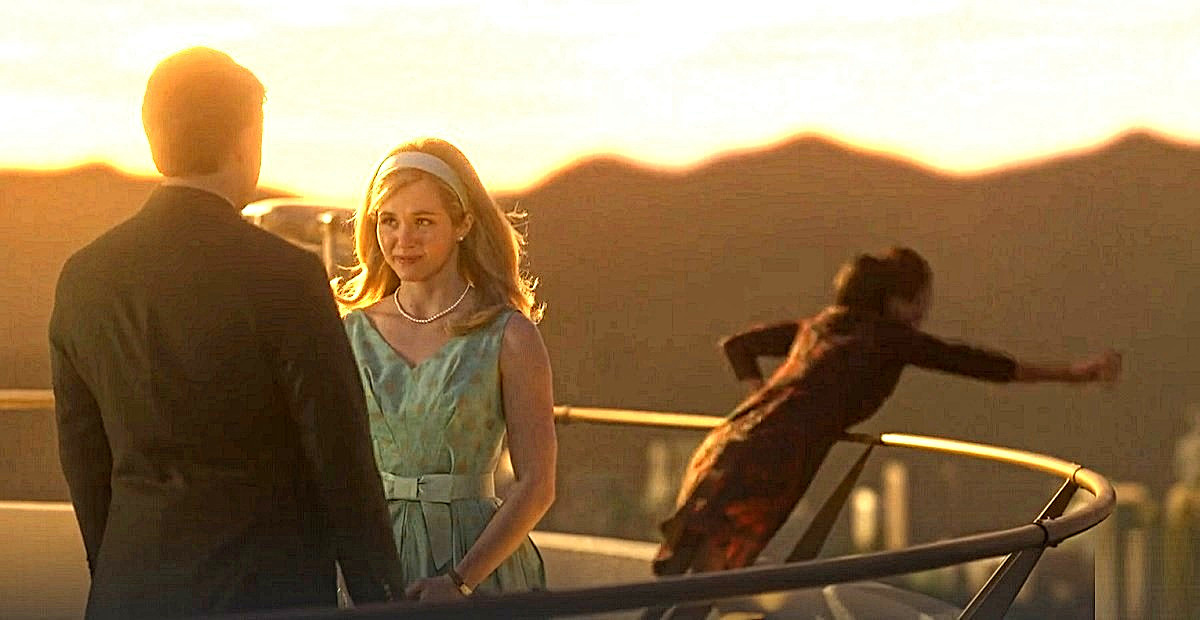 Странно: в русской транскрипции фамилия этой актрисы Бэссинджер (Брэк), а у легендарной Ким - Бейсингер. Разница же в оригинальном их написании лишь в одной букве: Bassinger у Брэк и Basinger у Ким. 