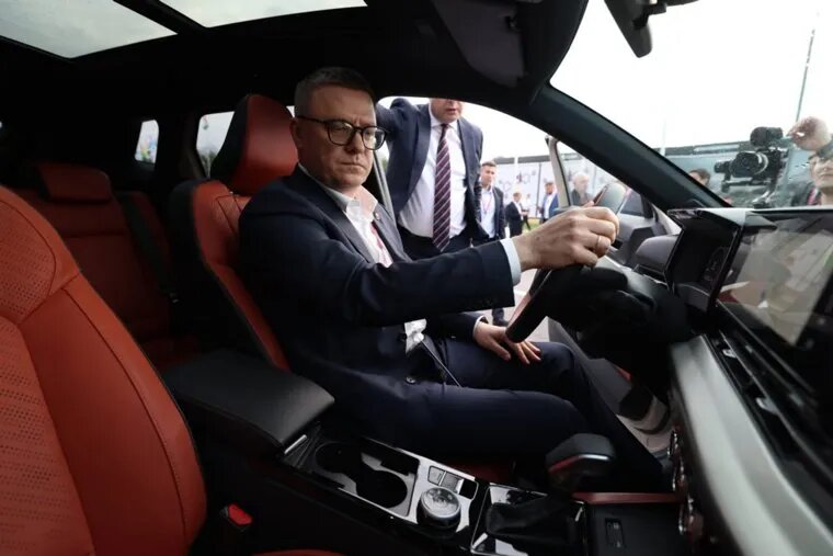 Чтобы получше познакомится с новинкой автопрома, Текслер сел на водительское сиденье. Фото: пресс-служба губернатора Челябинской области