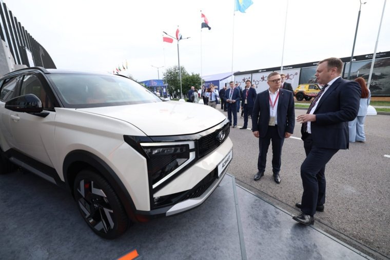 Новый кроссовер Текслеру презентовал вице-президент по внешним связями и взаимодействию с акционерами АО «АвтоВАЗ» Громак. Фото: Пресс-служба губернатора Челябинской области
