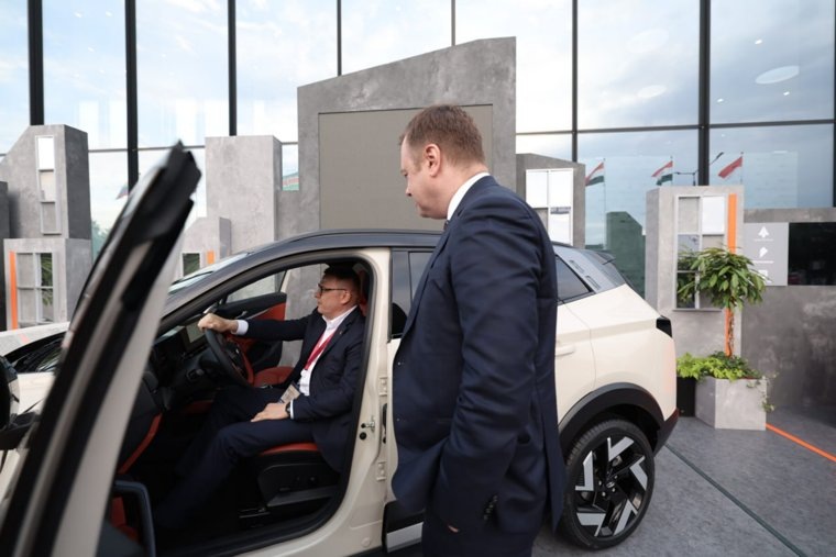 Разработка кроссовера велась при всесторонней поддержке государства. Фото: Пресс-служба губернатора Челябинской области