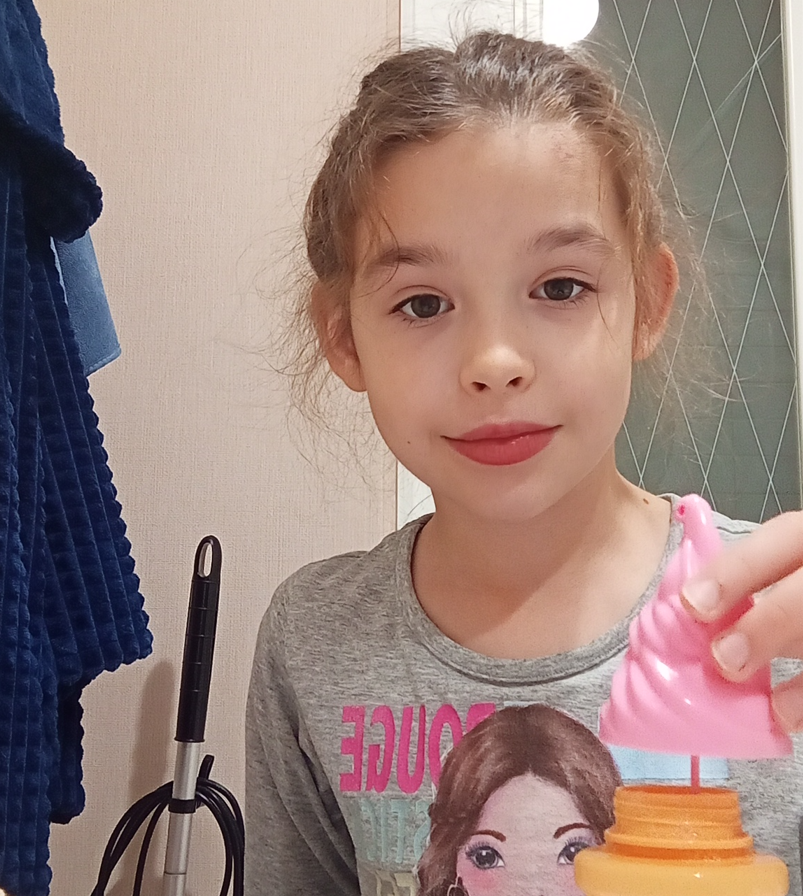 Любит снимать себя на камеру