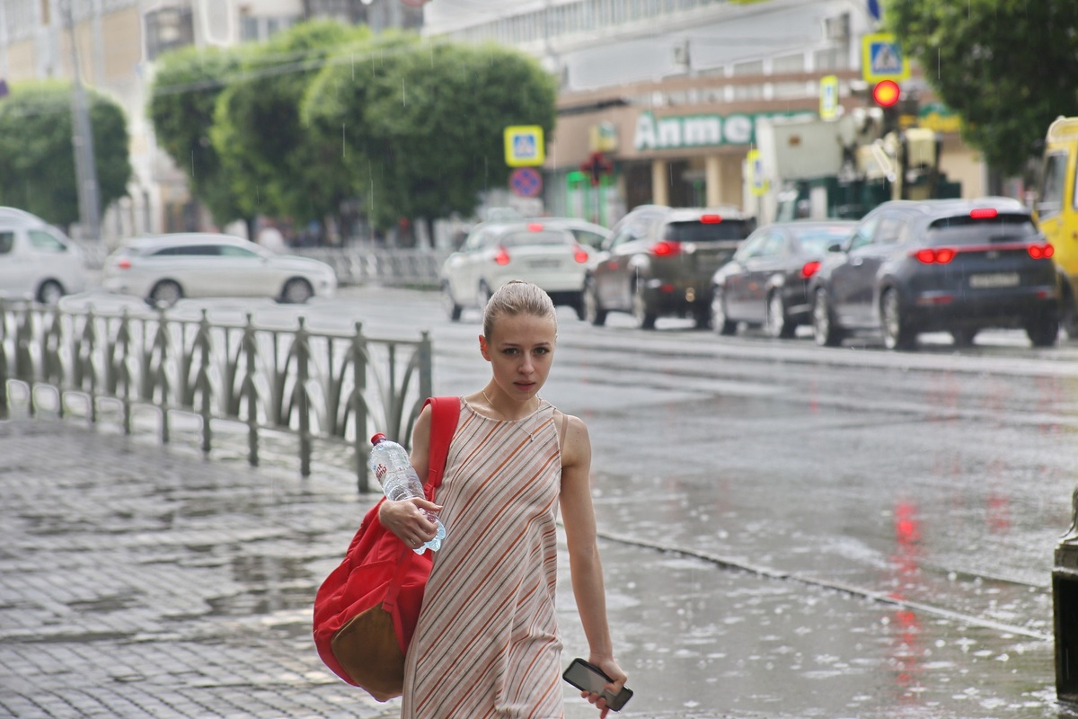 Ливень обрушился на Екатеринбург 18 июня.  Фото: ФедералПресс / Ольга Юшкова