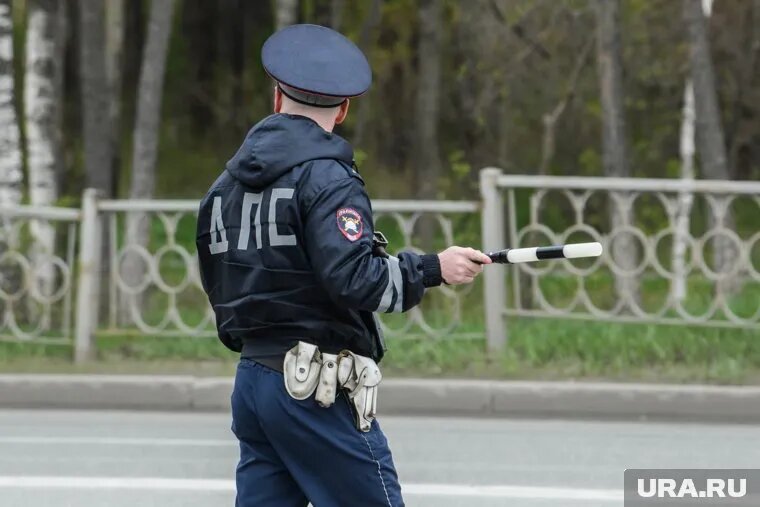 Сотрудники ДПС дотолкали машину до парковки. Фото: Илья Московец © URA.RU
