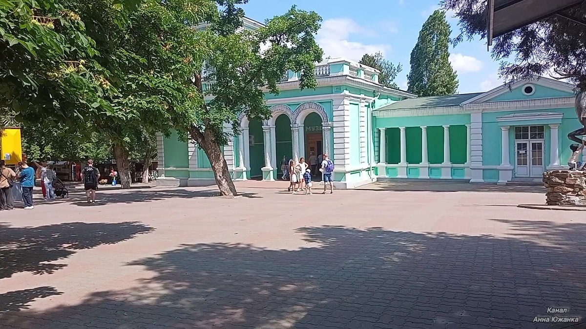 Старинное здание у центрального входа в зоопарк. Сделать находится музей и экзотариум. Фото автора.