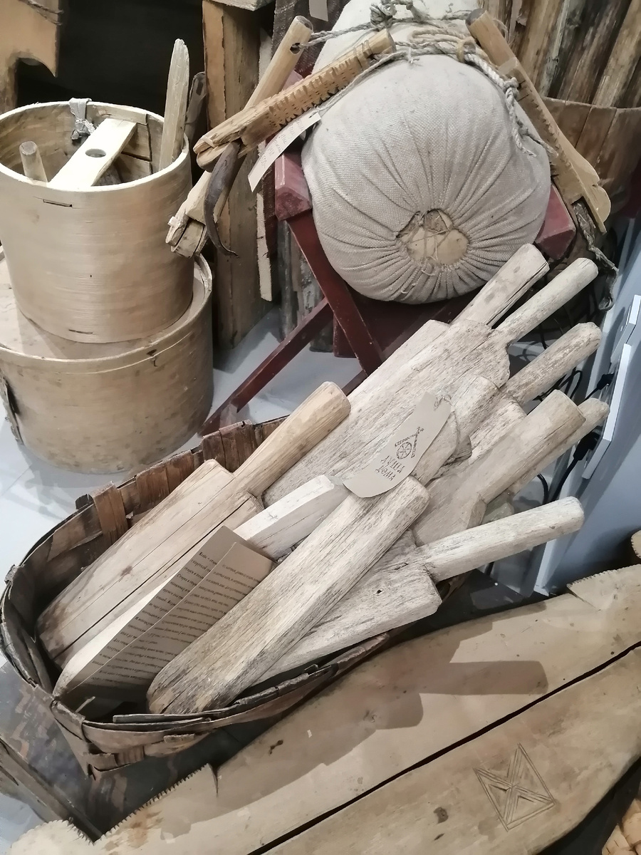 Как думаете,что это за предметы в корзине?