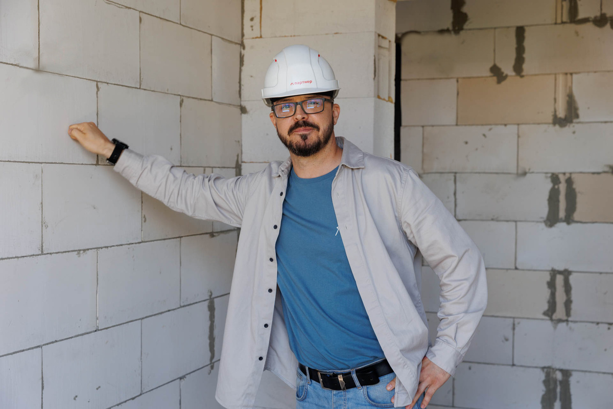 Павел Романов показывает, как они строят дома в Ембаево