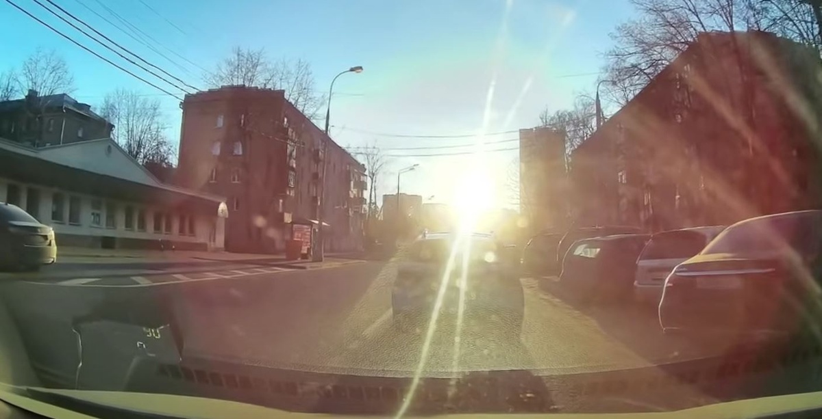    Можете разглядеть номера машины впереди? Вот и мы не можем. Иллюстрация: Виктор Павлов