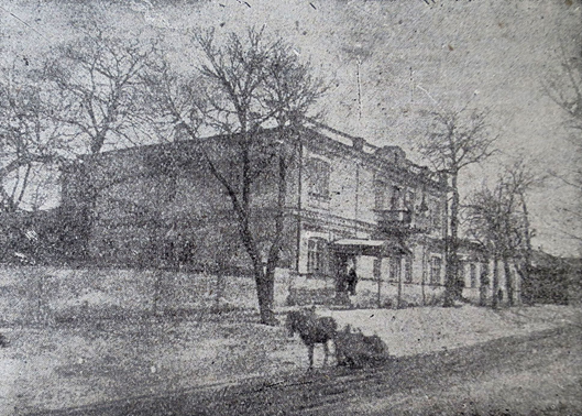 3. Рыльск, Урицкого, 81. Административное здание. Вид на здание со стороны улицы Урицкого. Период создания: 1929 г. Источник – Акт ГИКЭ ФЕМ