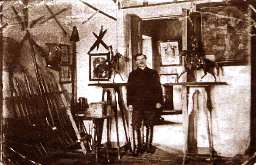 4. Сотрудник Рыльского музея Андрей Павлович Андреев.
На фотографии представлен интерьер одного из залов здания.
Фотография сделана в 1929 г. и приурочена к десятилетию существования Рыльского музея.
Источник: Чалых Н.Н. Рыльск / Курск, 2006. С. 469-491.
