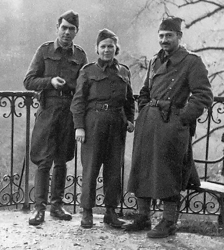 Сам художник (слева) с супругой Недой и боевым товарищем в Национально-освободительной армии Югославии, гор. Яйце, 1943.