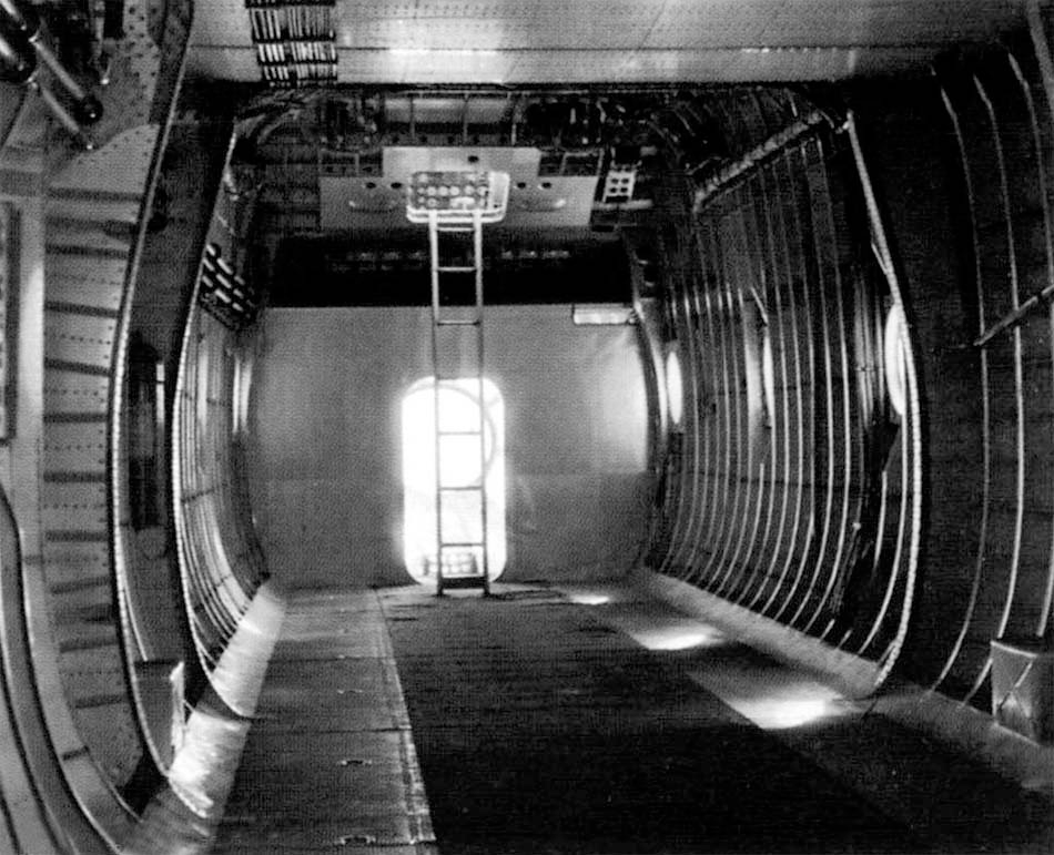 Грузовая кабина Ка-22. Видно проход к месту штурмана и лестницу, ведущую в кабину летчиков