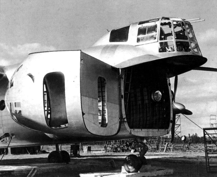 Носовая часть откинута в бок для доступа в грузовую кабину