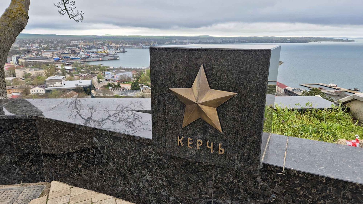 Датой основания Керчи считаются 610–590 годы до н. э.. Тогда на этом месте греческие колонисты основали город Пантикапей. Сегодня в российской Керчи проживает около 150 тысяч человек