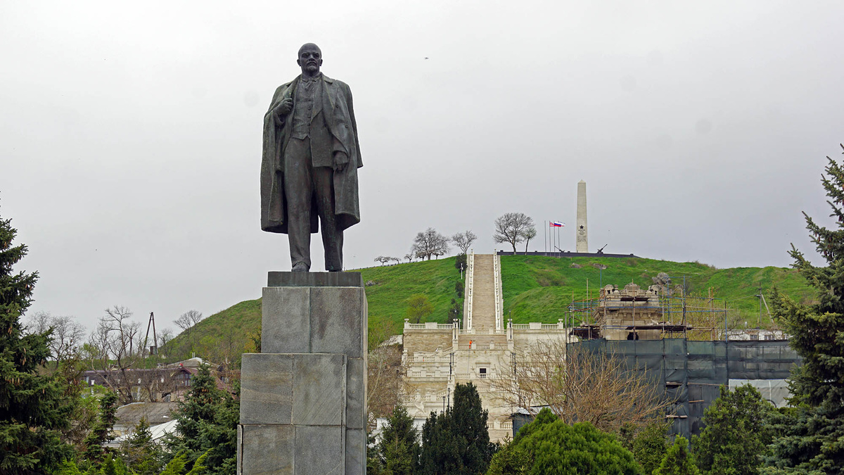 Гору Митридат и Большую Митридатскую лестницу видно из разных точек Керчи. Листайте галерею, чтобы увидеть ещё фото