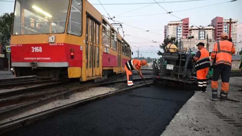     Барнауле начали укладывать асфальт на трамвайном узле по проспекту Красноармейский. Администрация города.
