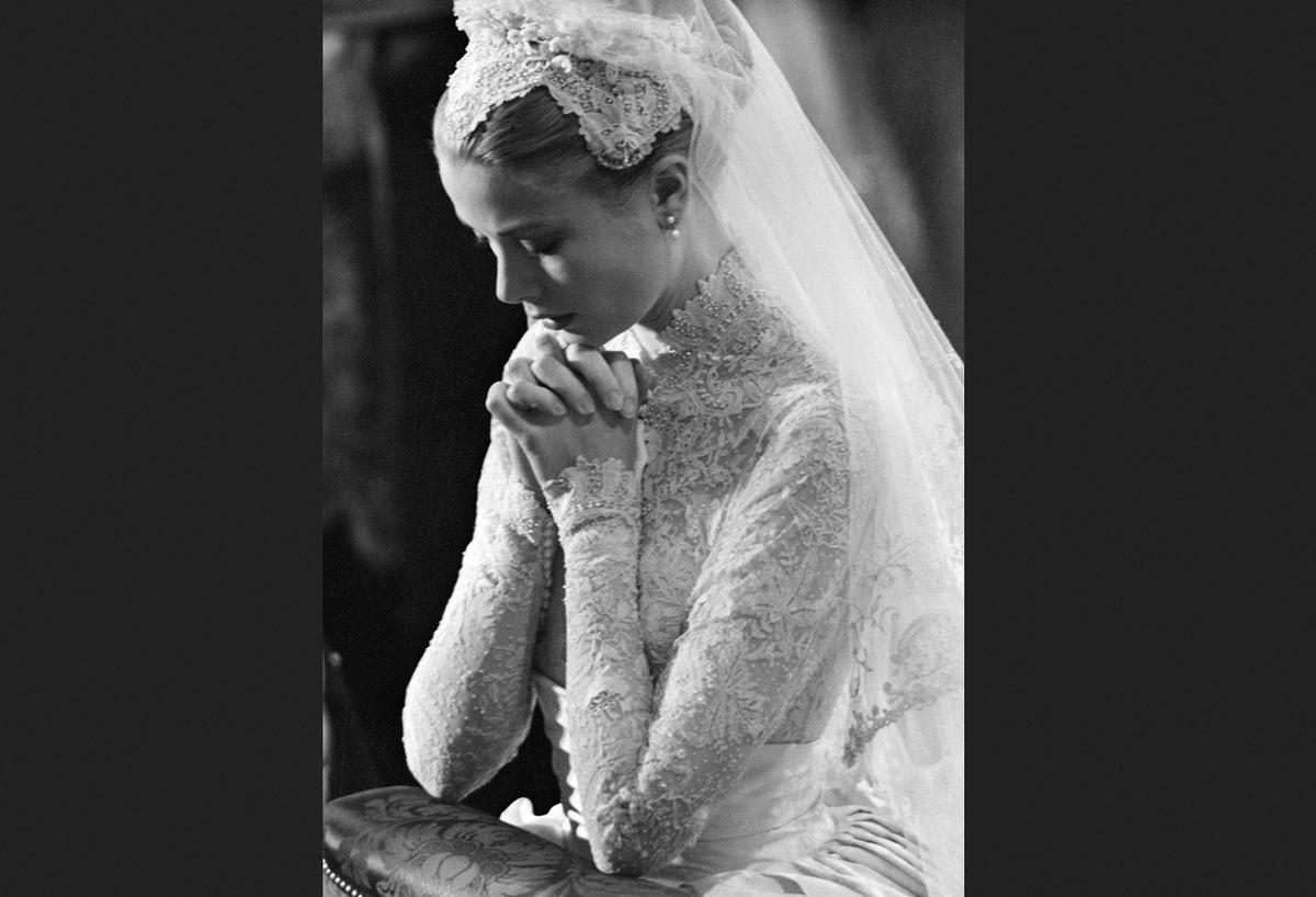 Грейс Келли молится перед бракосочетанием. Фото из открытого источника в Яндексе