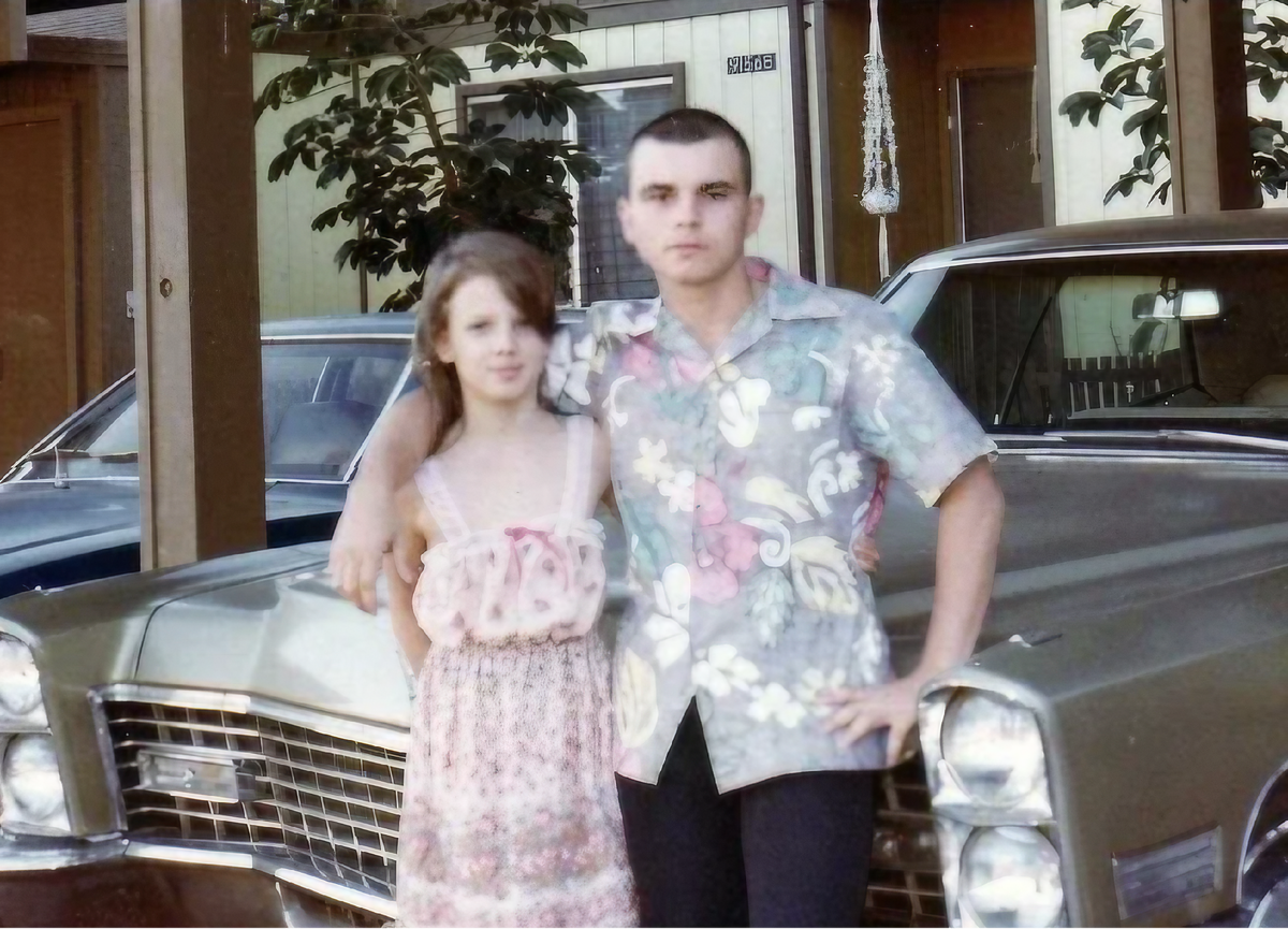 Мэри со своим отчимом Уильямом Хоулом